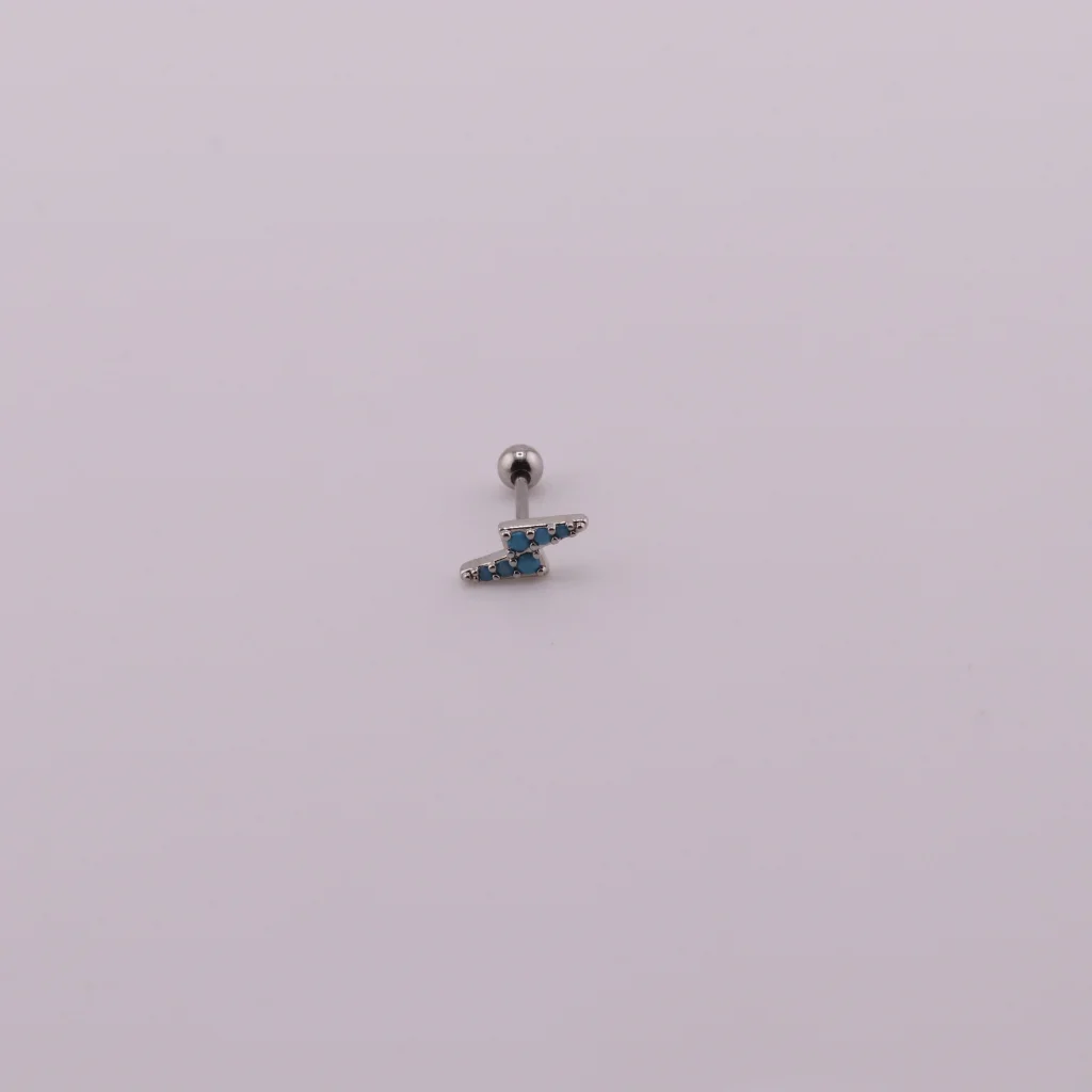 تصویری از پیرسینگ گوش رعد فیروزه ای از نمای روبه رو