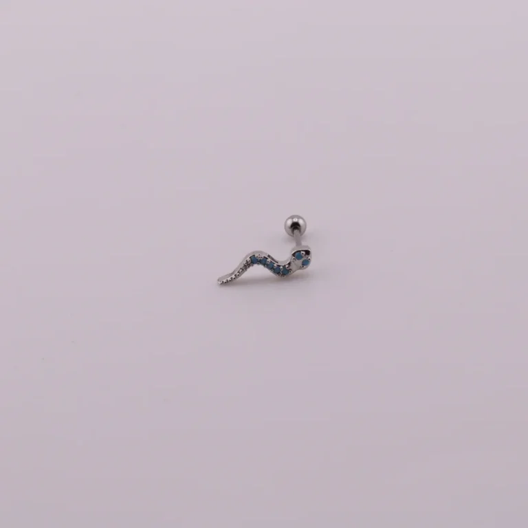 تصویری از پیرسینگ گوش مار نگین فیروزه ای از نمای جلو