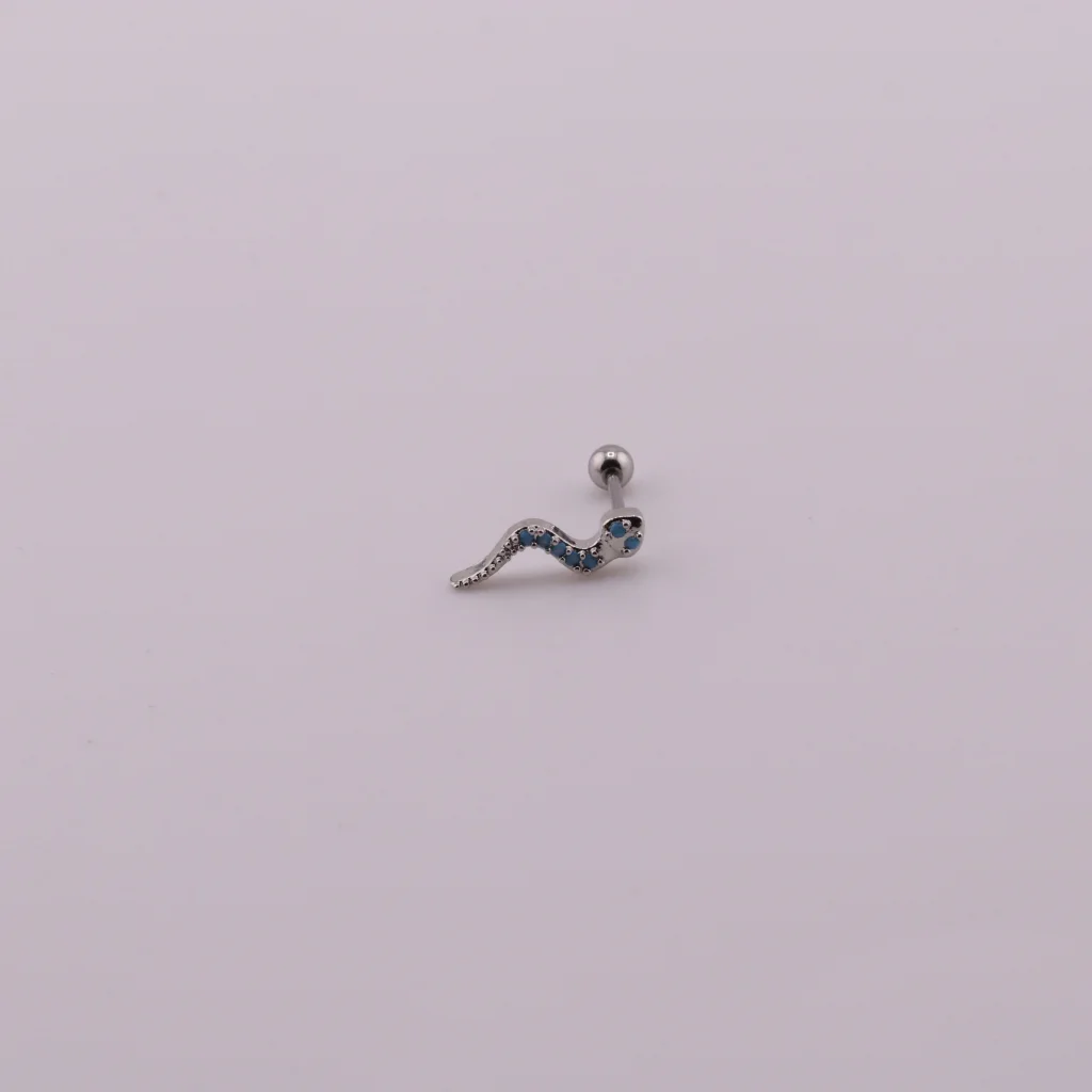 تصویری از پیرسینگ گوش مار نگین فیروزه ای از نمای جلو