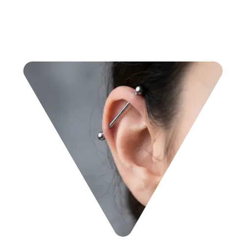 گوش دختری با پیرسینگ اینداستریال