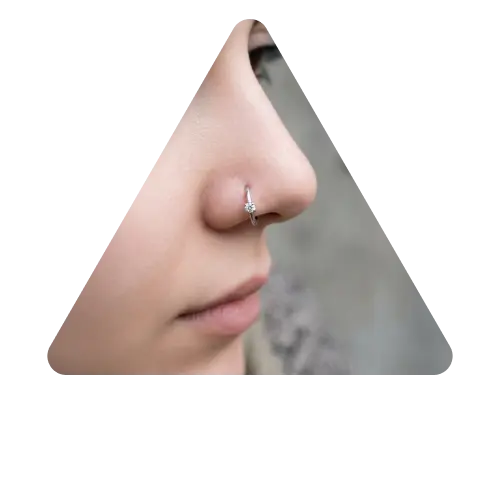 بینی دختری با پیرسینگ بینی حلقه ای