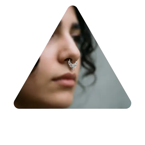 دختری با موهای فر با پیرسینگ سپتوم
