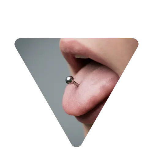 زبان دختری با پیرسینگ زبان باربل نقره ای